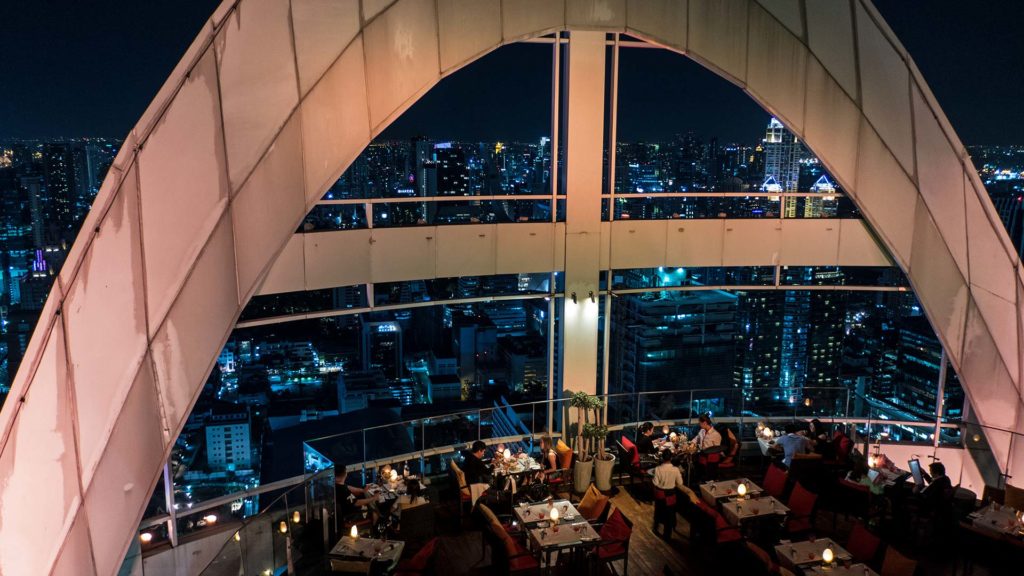 Der Dinner-Bereich der Red Sky Bar des Centara Grand in Bangkok