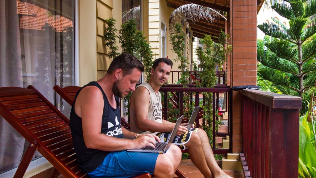 Tobi und Marcel beim Arbeiten auf Phu Quoc in Vietnam