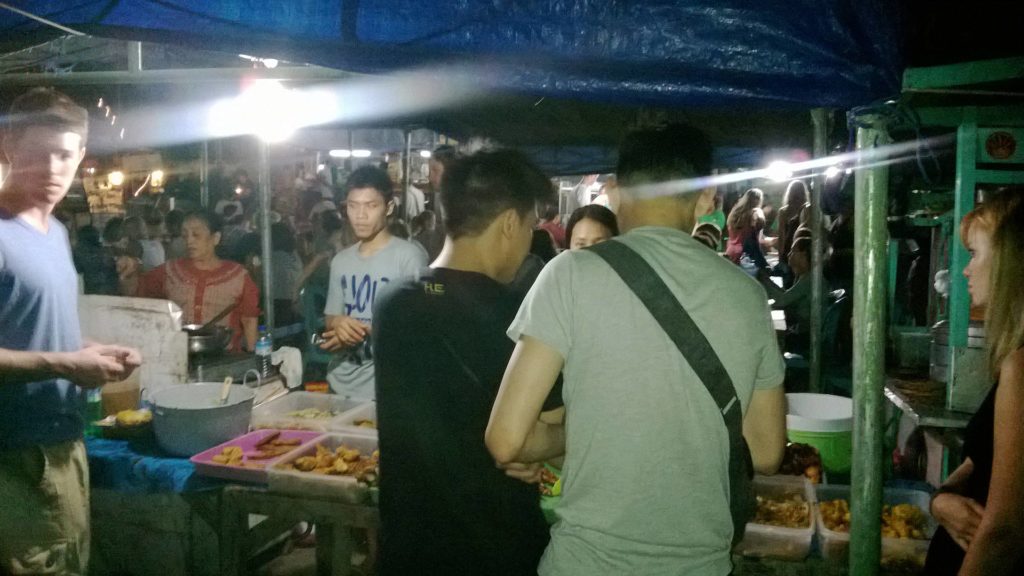Nasi Campur Stand auf dem Nachtmarkt von Gili Trawangan