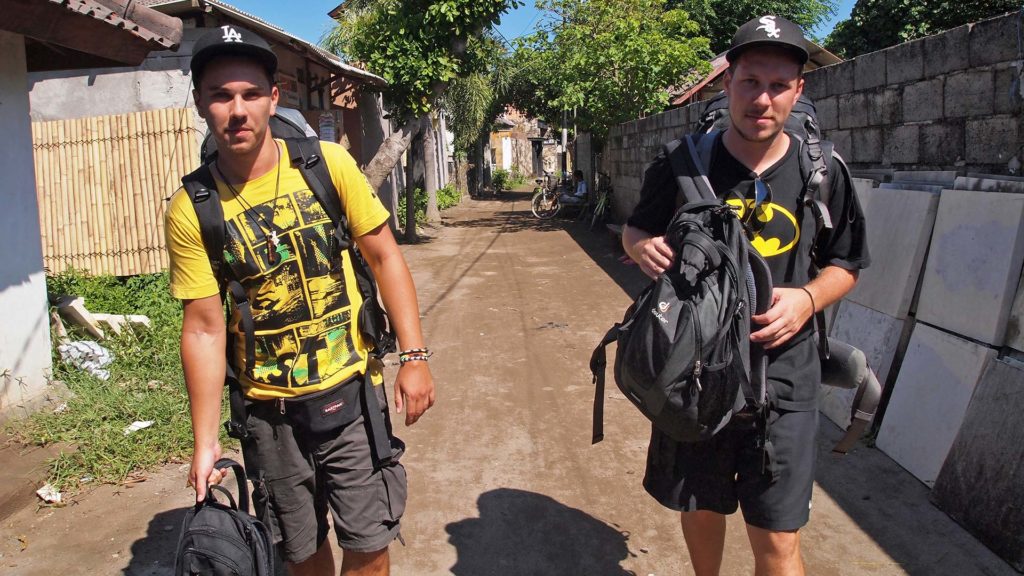 Marcel und Tobi mit Rucksäcken auf Gili Trawangan