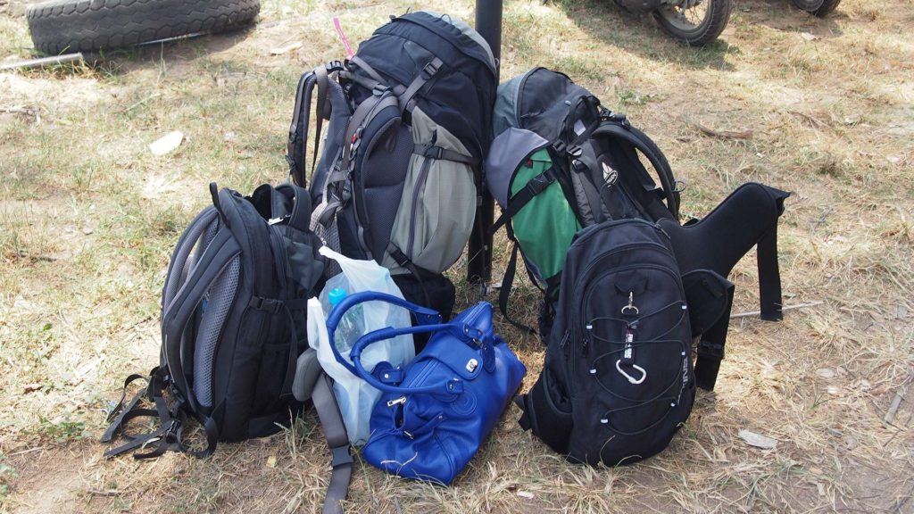 Rucksäcke vor einer Bootsfahrt in Thailand