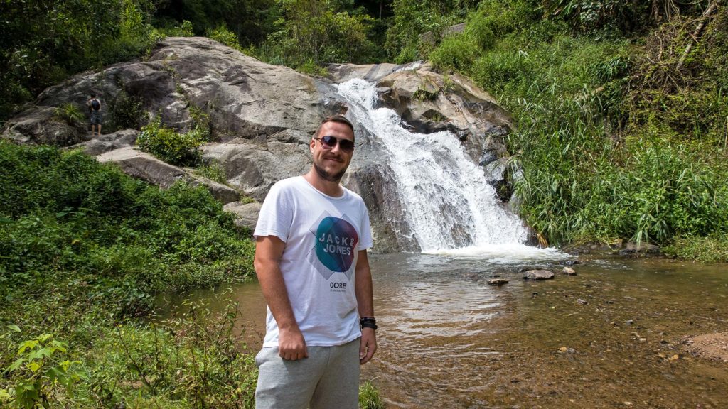 Tobi am Mor Paeng Wasserfall in Pai
