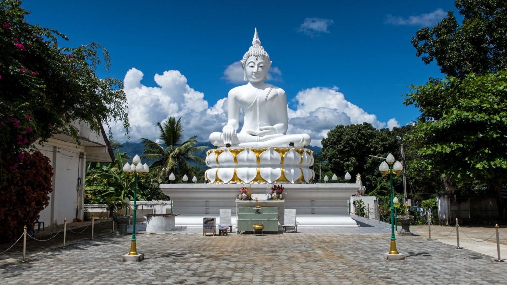 Weißer Buddha im Wat Mae Hee von Pai