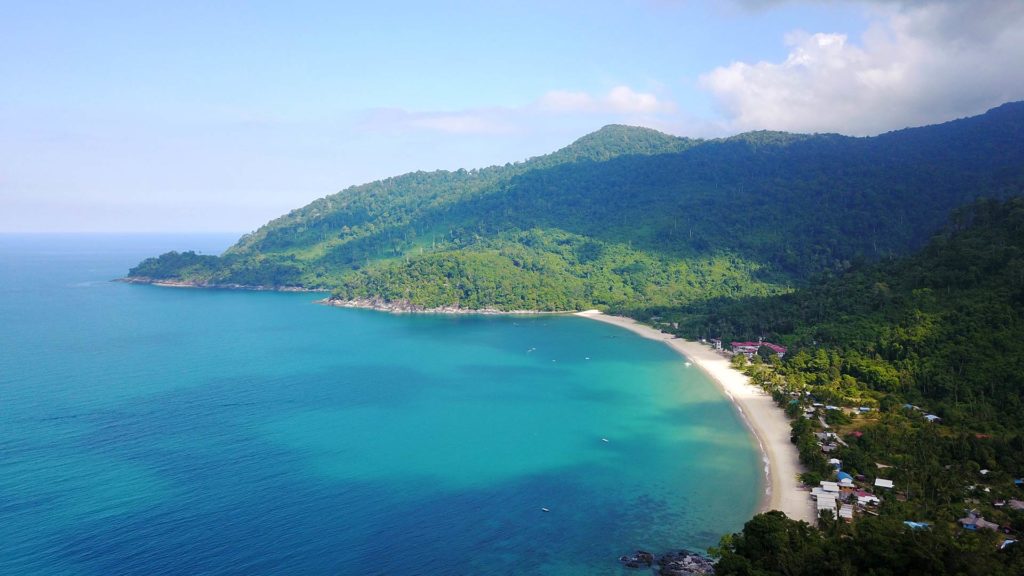 Der Juara Beach und die umliegende grüne Berglandschaft von oben - aufgenommen mit der DJI Mavic Pro