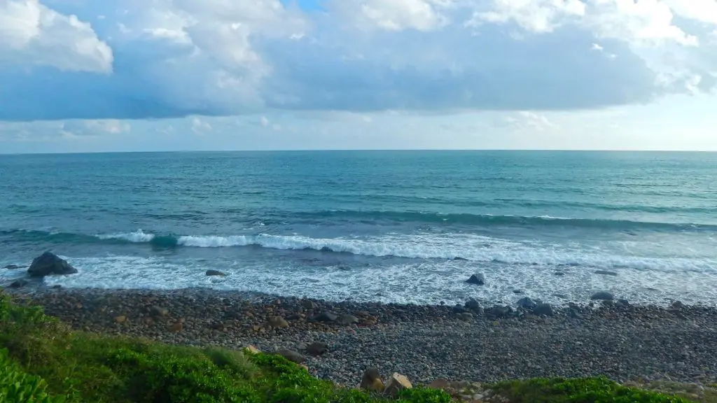 Einsamer Steinstrand auf Con Son in Vietnam