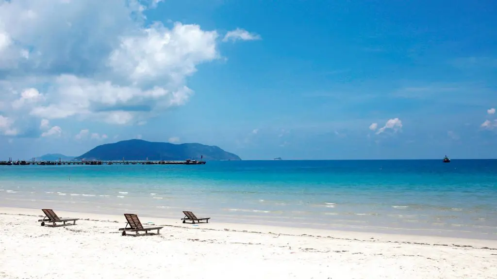 Weißer Sandstrand auf Con Son in Vietnam