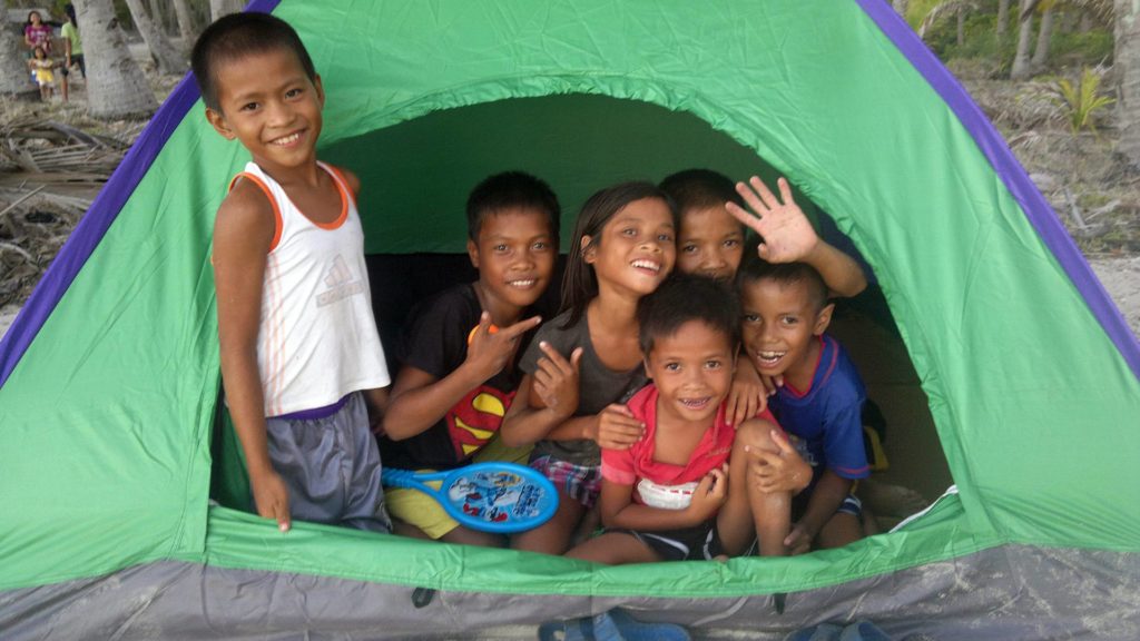 Kids in a tent on Patoyo Island in Linapacan