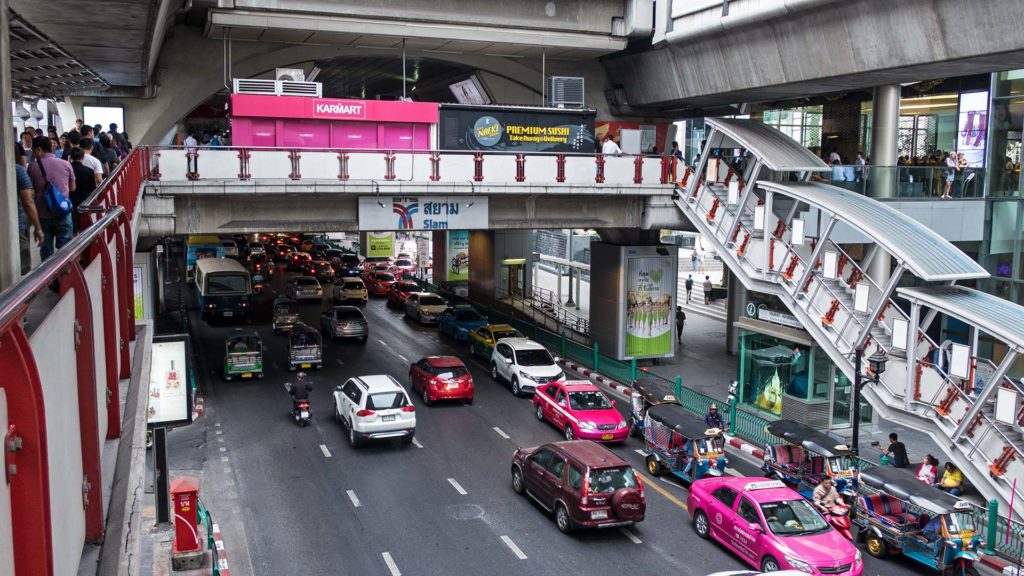 Siam BTS mit Taxis, Tuk Tuks etc. in Bangkok