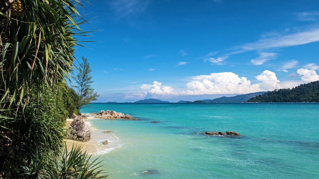 Der Mountain Beach von Koh Lipe bei Flut