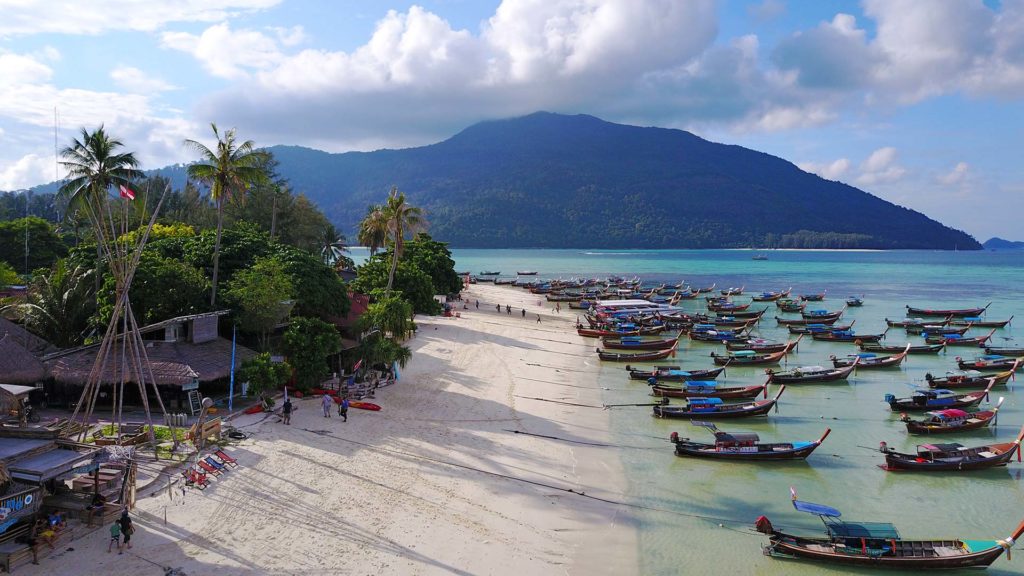 Ausblick auf die Boote am Sunrise Beach von Koh Lipe