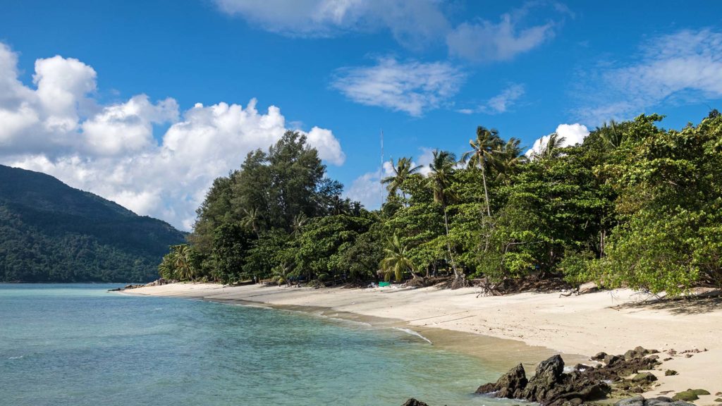 Der Sunset Beach auf Koh Lipe am Tag