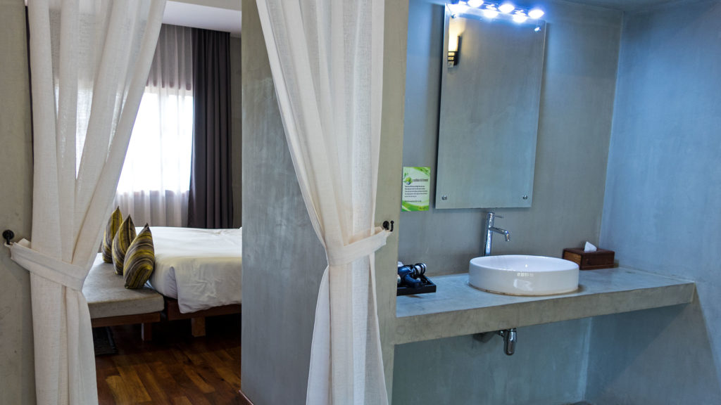 Der Blick vom Badezimmer ins Schlafzimmer im Tresor d'Angkor Suite