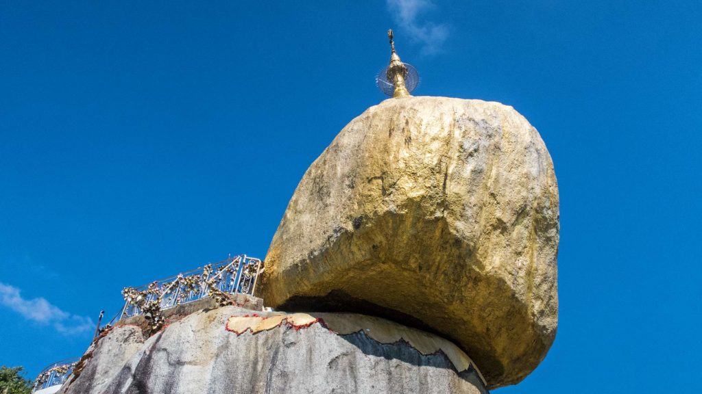 So wird der Golden Rock auf dem Fels gehalten