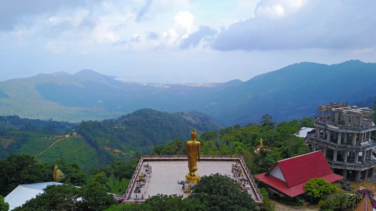 Stehender Buddha im Teepangkorn Tempel in den Bergen Koh Samuis