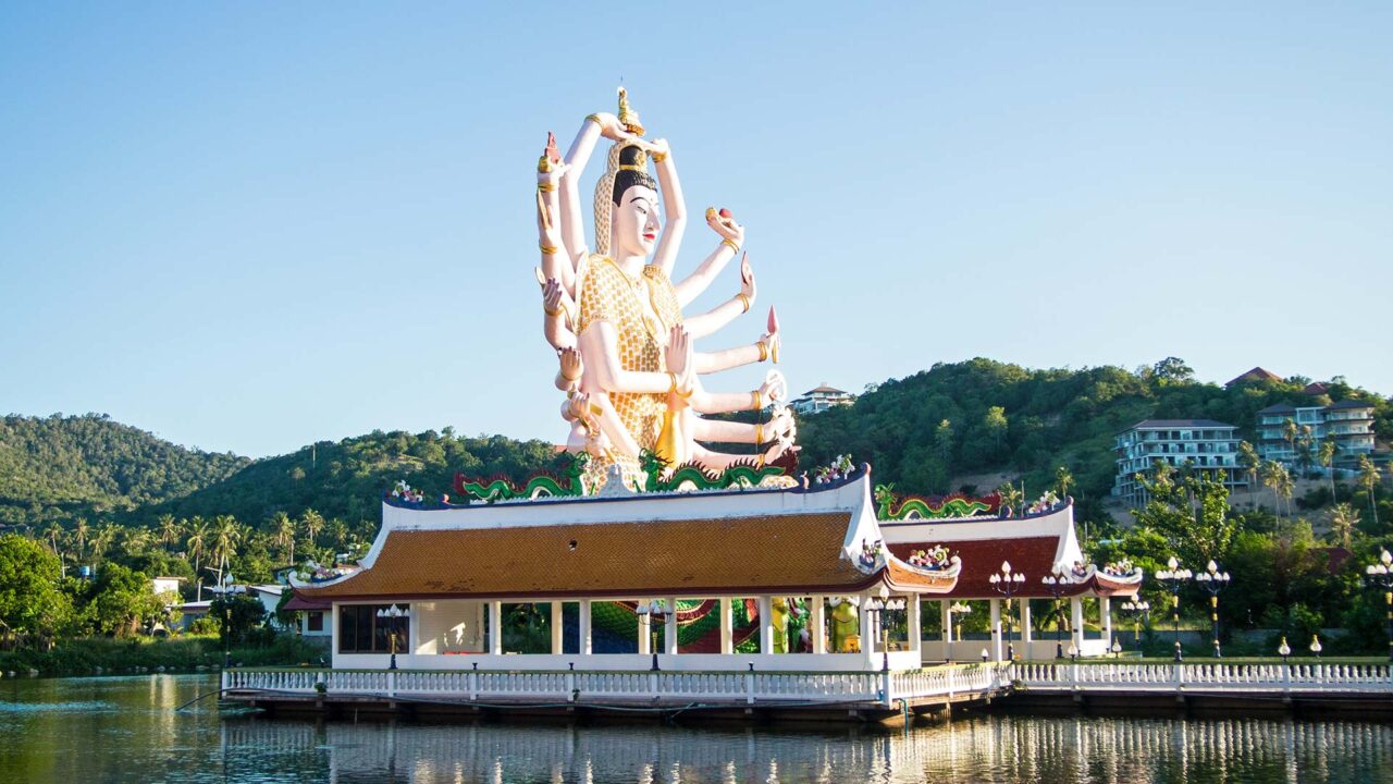 Die große Kuan Yin Statue im Wat Plai Laem