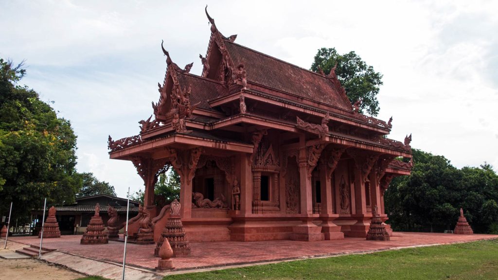 Der rote Tempel des Wat Sila Ngu an Koh Samuis Ringstraße