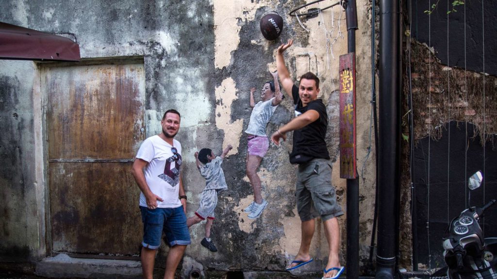 Tobi und Marcel mit Street Art in Penang (Kinder beim Basketballspielen)