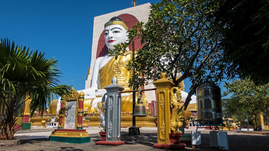 Der riesige Buddha-Pfeiler der Kyaikpun Pagode