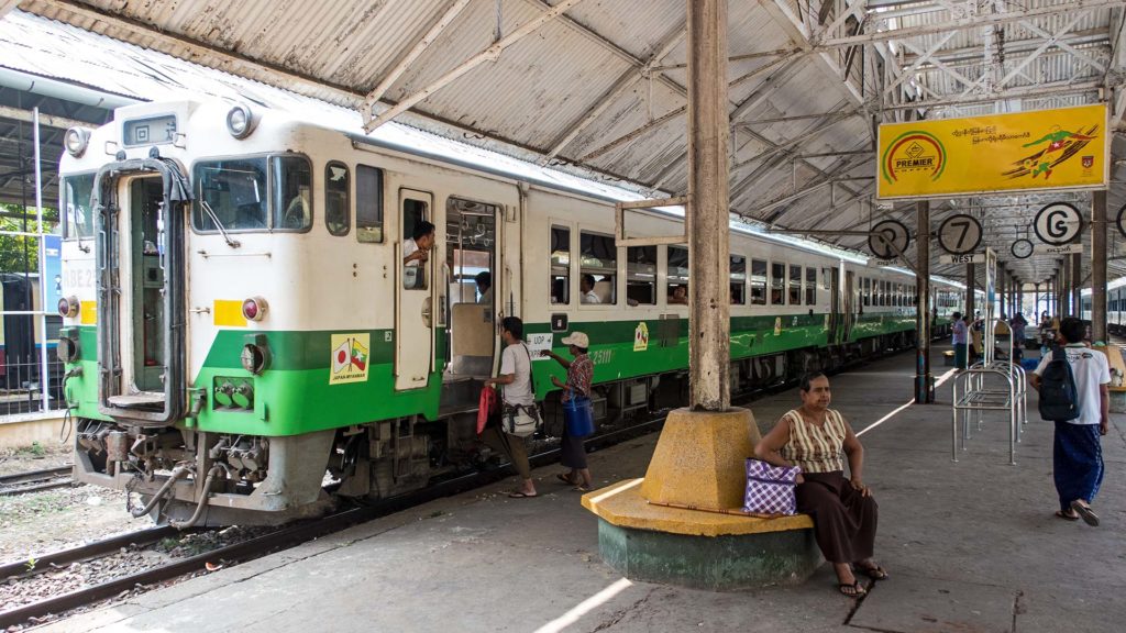 Der Zug der Circle Line in Yangon