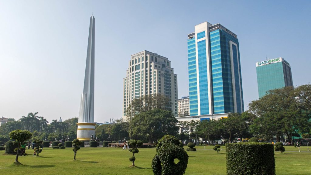 Der Maha Bandula Park mit dem Independence Monument in Yangon