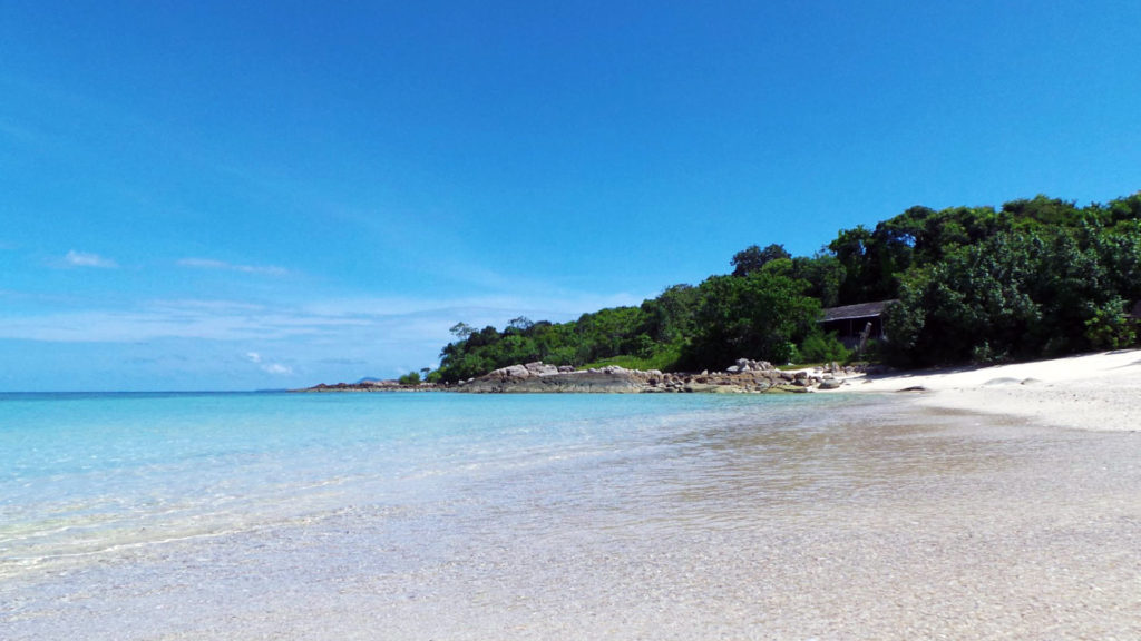 Strand auf der kleinen Paradiesinsel Koh Bon, Phuket