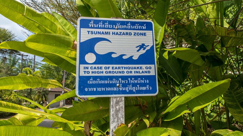 Tsunami-Warnschild in Khao Lak