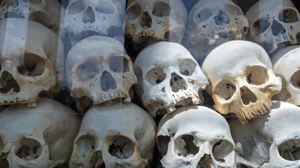 Totenschädel auf den Killing Fields von Choeung Ek nahe Phnom Penh