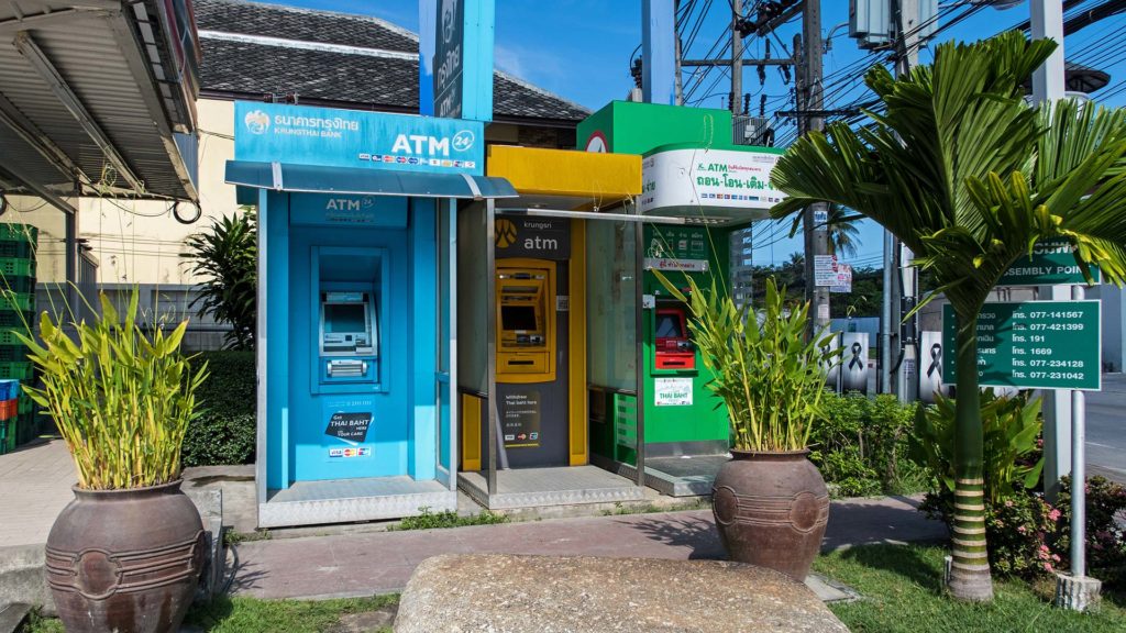 Bankautomaten an einer Tankstelle in Koh Samui