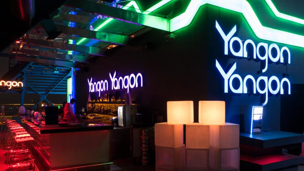 Die beleuchtete Bar der Yangon Yangon Skybar, aufgenommen mit der Canon G9 X