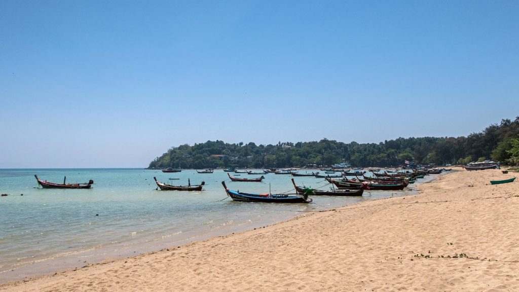 Boote am Strand von Rawai auf Phuket