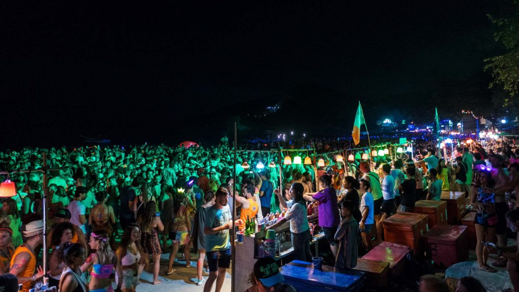 Menschen auf der Full Moon Party von Koh Phangan, Thailand
