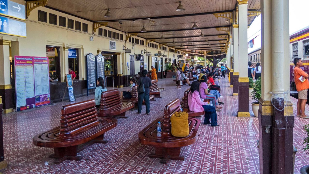 Der Bahnhof von Ayutthaya, der alten Tempelstadt Thailands