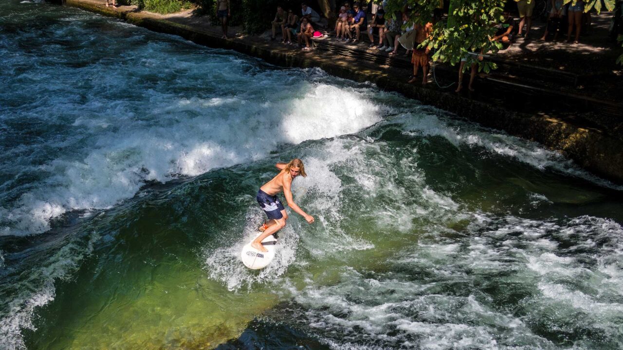 Surfer auf der Eisbachwelle im englischen Garten von München