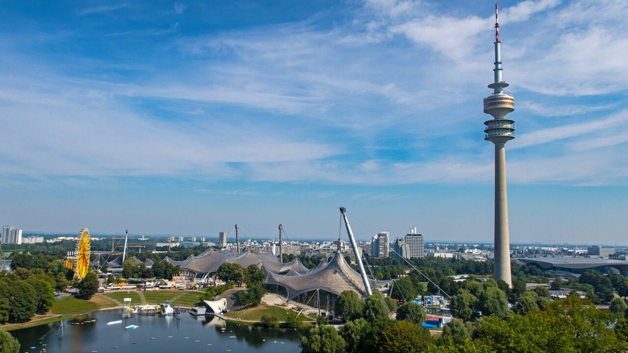 Aussicht vom Olympiaberg auf Münchens Olympia Park