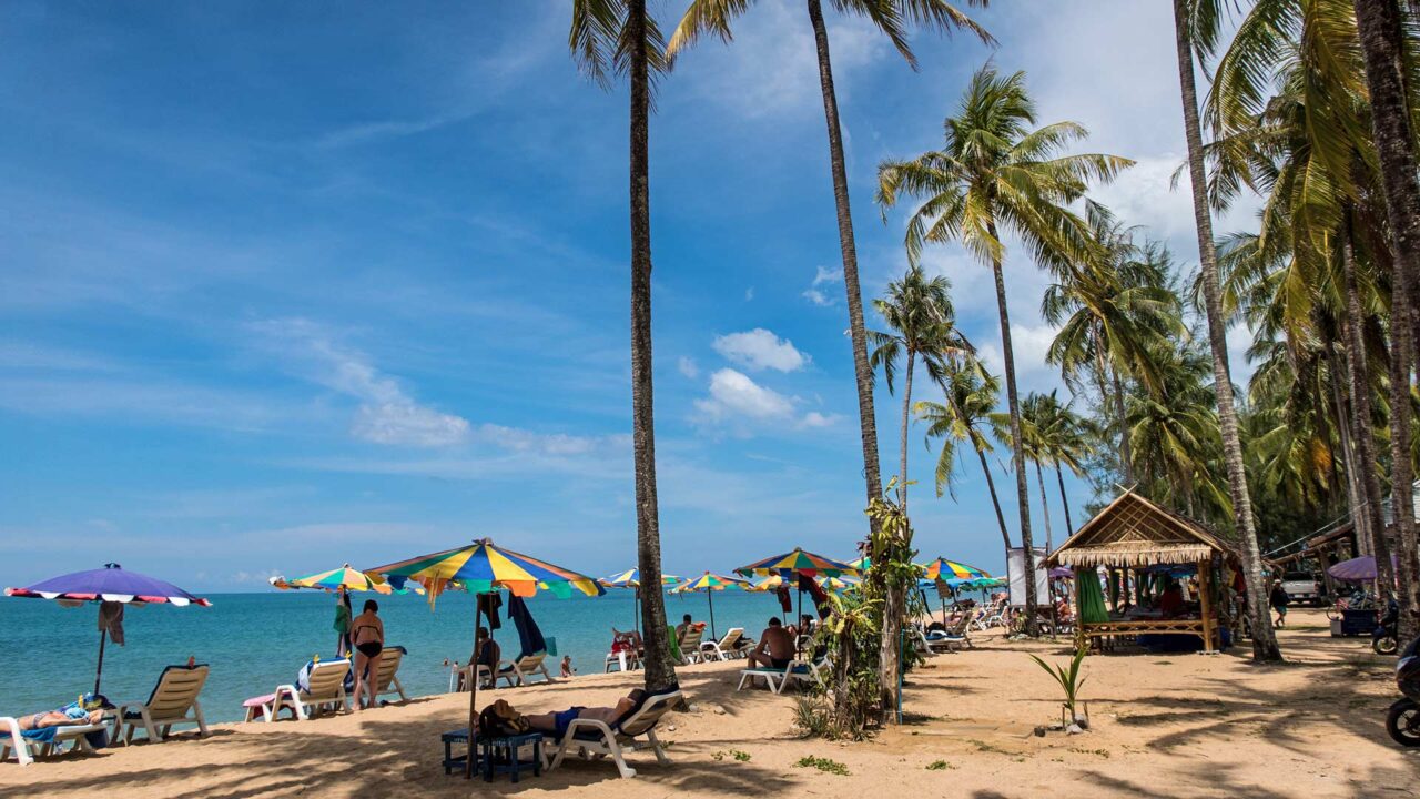 Der beliebte Bang Niang Beach in Khao Lak