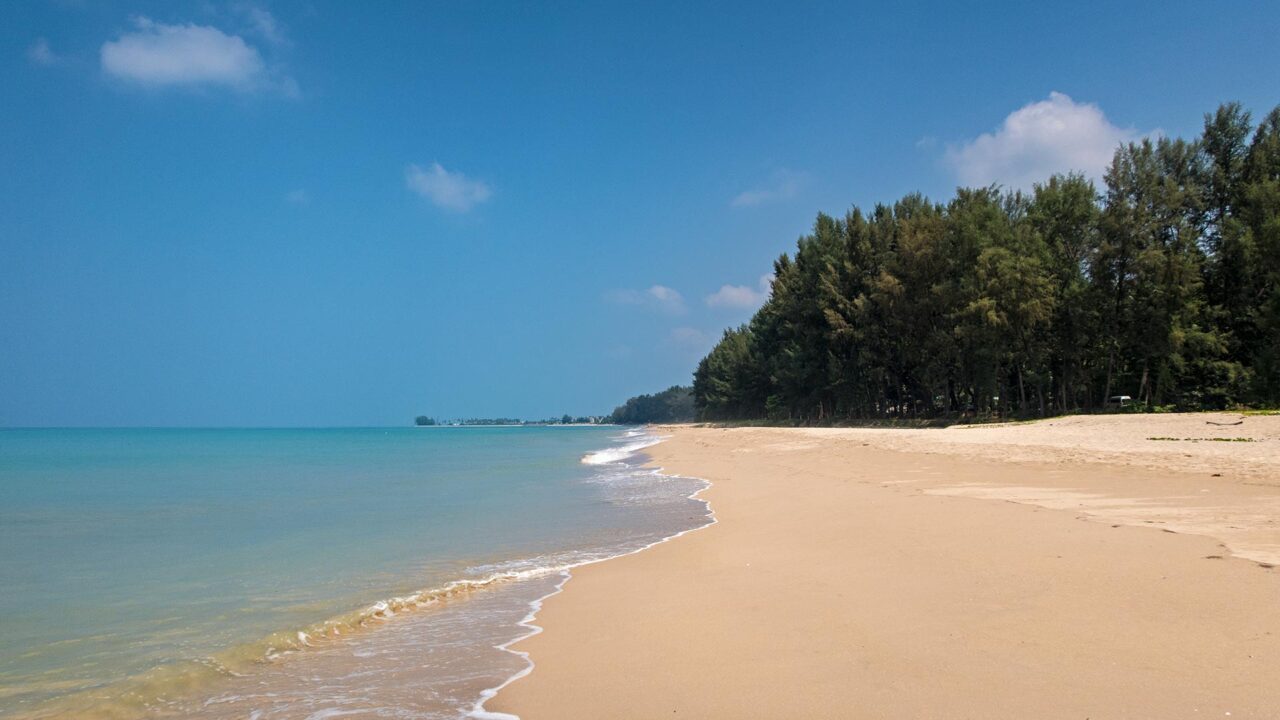 Der einsame Bang Sak Beach von Khao Lak