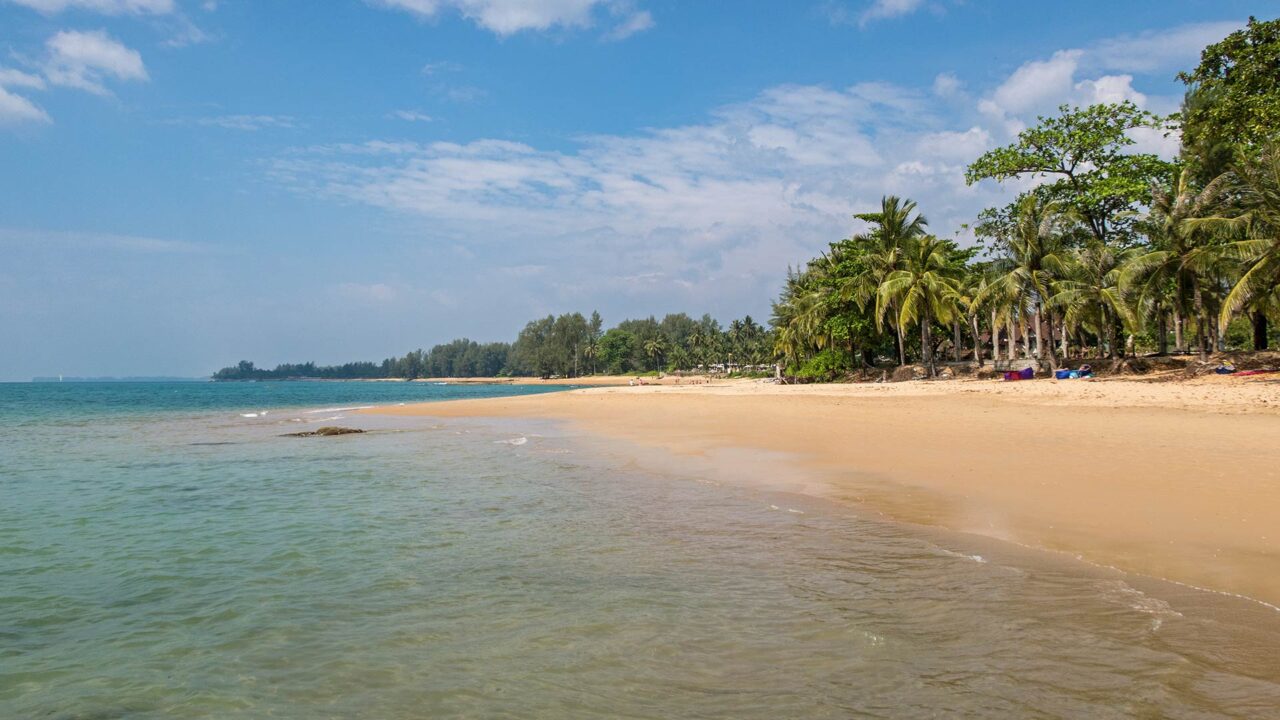 Nang Thong Beach, der Strand von Khao Laks Hauptort Bang La On