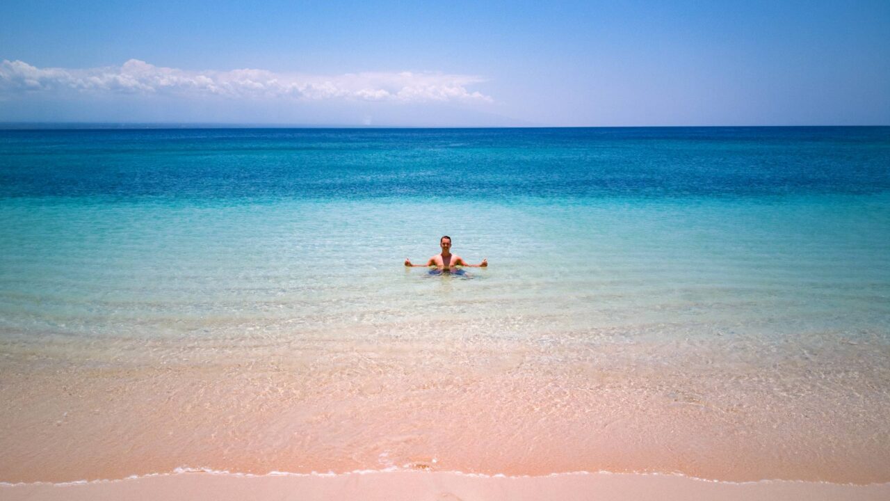 Marcel beim Schwimmen am Pink Beach