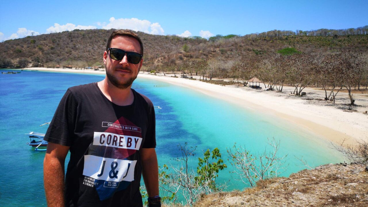 Tobi auf dem Hügel am Pink Beach, Ost-Lombok