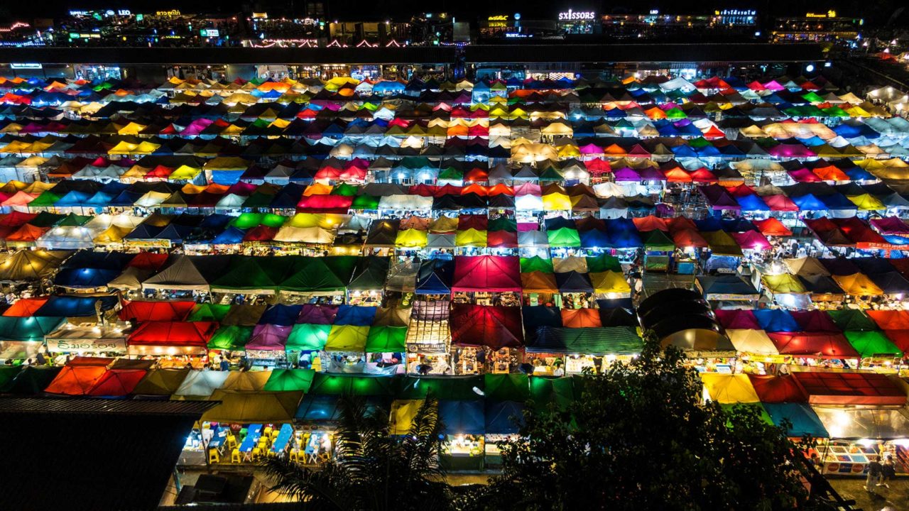 Ausblick auf den Talad Rod Fai Ratchada, Train Night Market in Bangkok