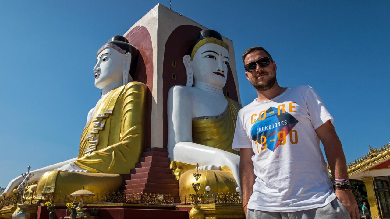 Tobi an der Kyaikpun Pagode in Bago, Myanmar