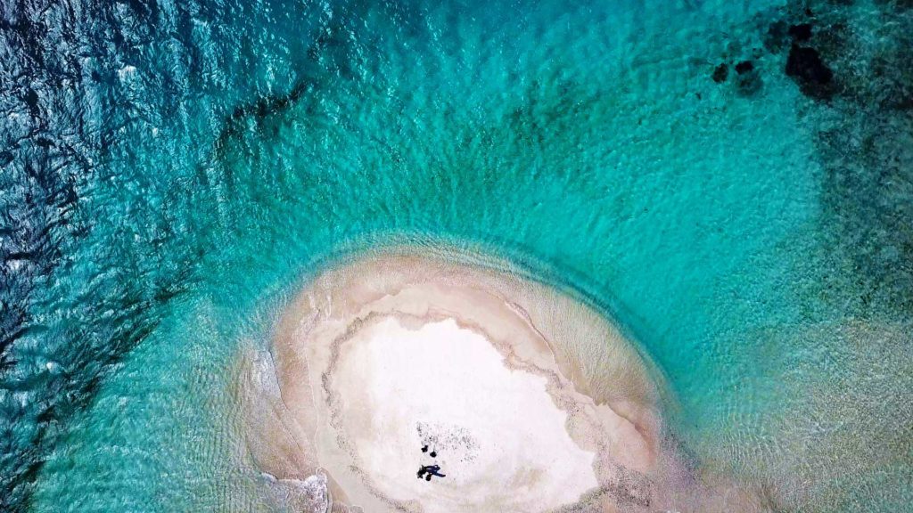 Die Sandbank Insel Gili Kapal von oben mit der Drohne aufgenommen