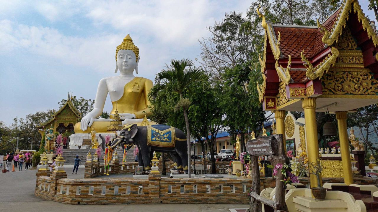 Großer Buddha des Wat Phra That Doi Kham in Chiang Mai