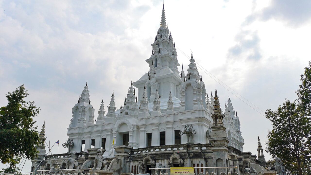 Der weiße Wat Phra That Si Mueang Pong auf dem Berg, Samoeng Loop