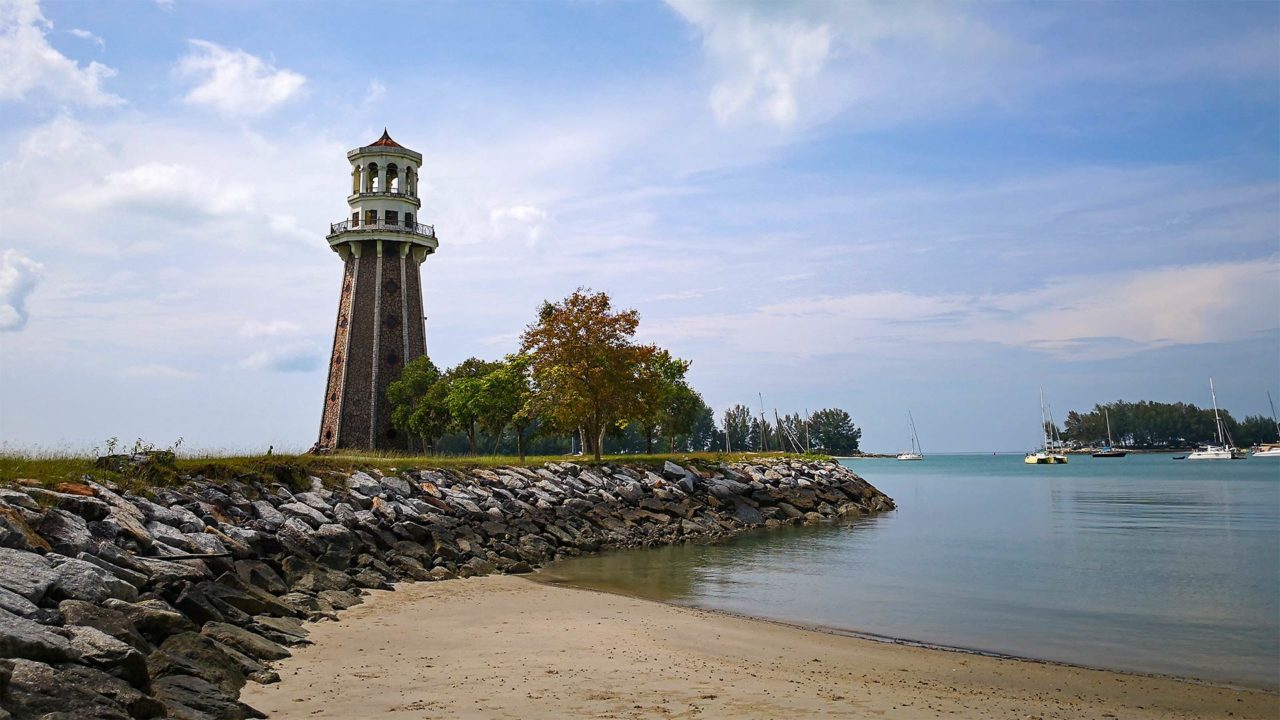 Der Leuchtturm im Telaga Harbour Park am Pantai Kok auf Langkawi