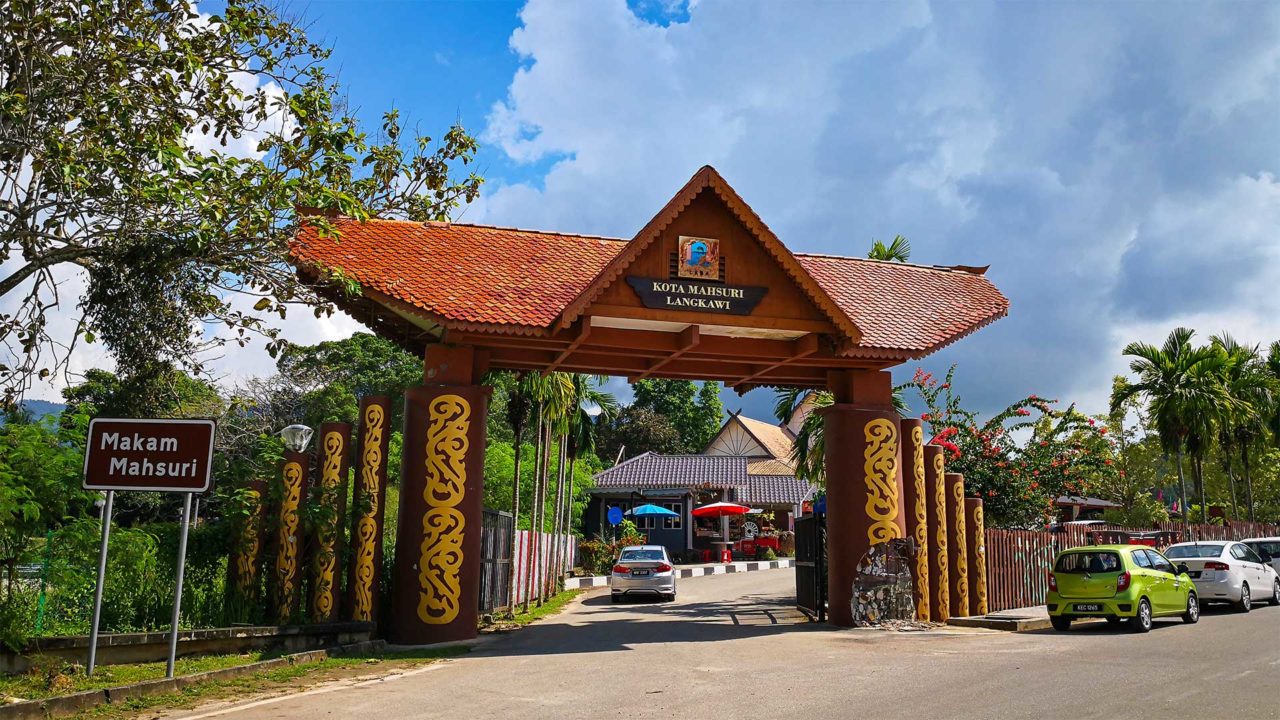 Der Eingang des Mahsuri Mausoleums auf Langkawi