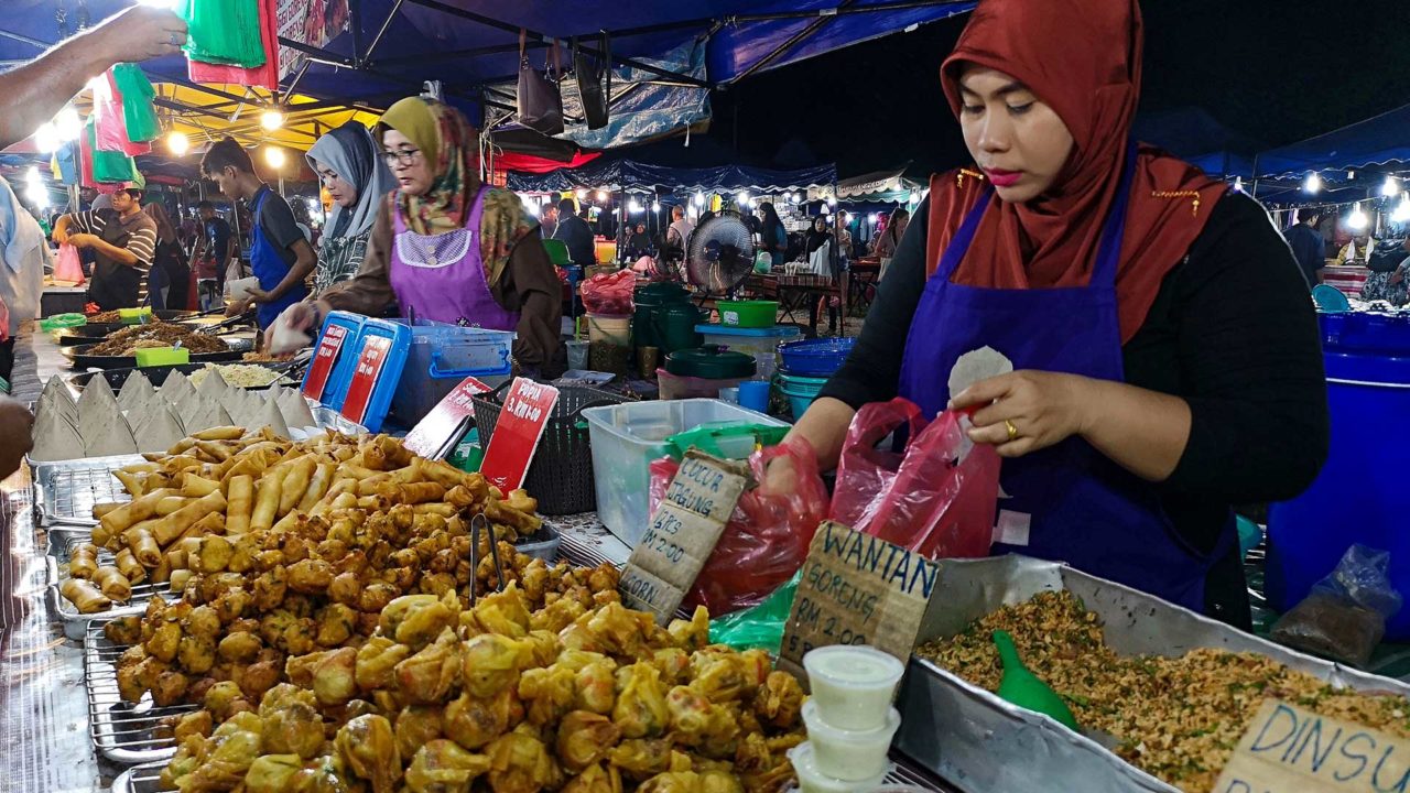 Verkäuferin auf dem Nachtmarkt von Langkawi