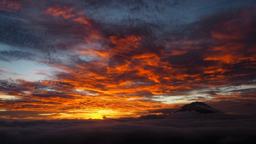 Roter Himmel bei einem traumhaften Sonnenaufgang am Mount Batur, Bali