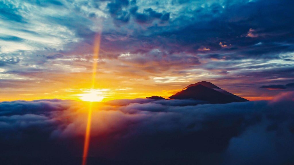 Magischer Sonnenaufgang am Mount Batur auf Bali
