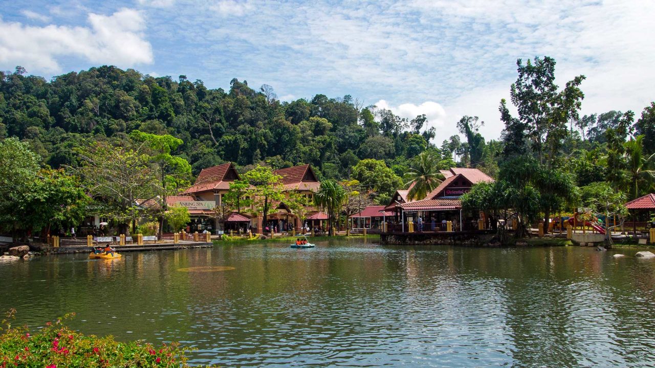 See und Geschäfte im Oriental Village, Langkawi